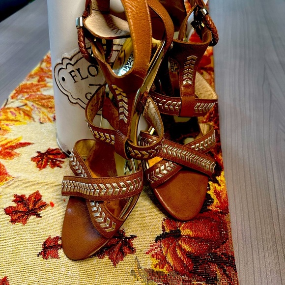 Beautiful EUC Michael Kors heels. Barely worn. - Picture 1 of 5